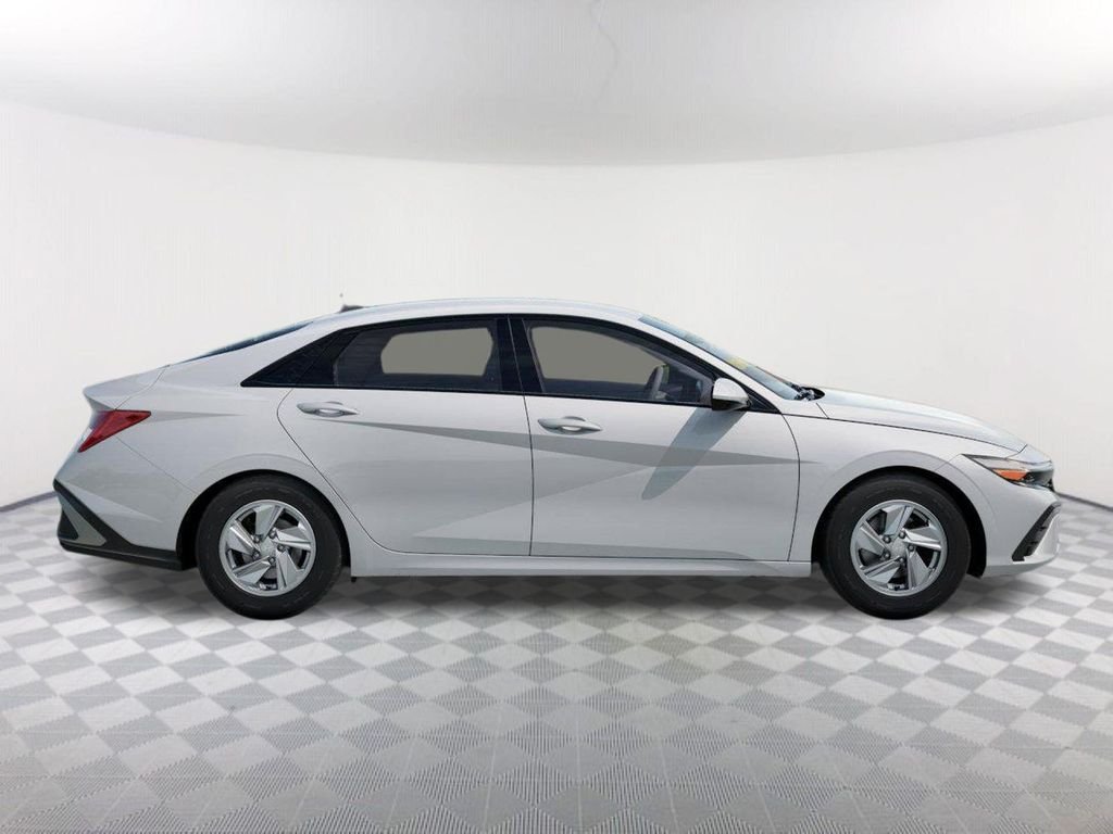 New 2026 White Hyundai SE image 7