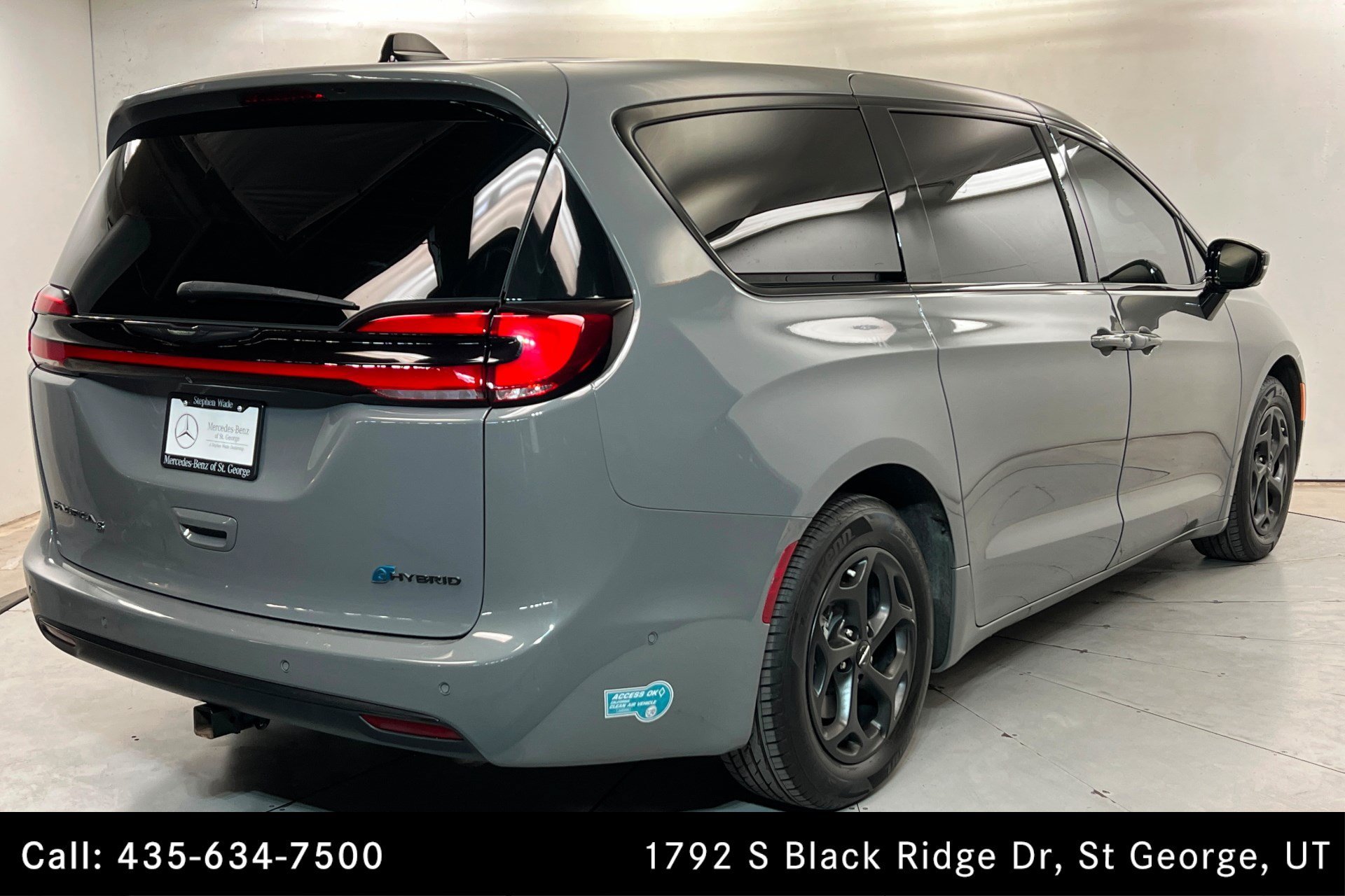 Used 2023 Ceramic Gray Clearcoat Chrysler Hybrid Limited image 6