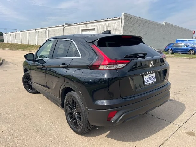 Used 2022  Mitsubishi LE image 3