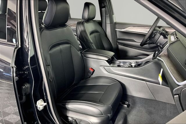New 2026 Diamond Black Crystal Pearl-Coat Exterior Paint Jeep Limited image 12