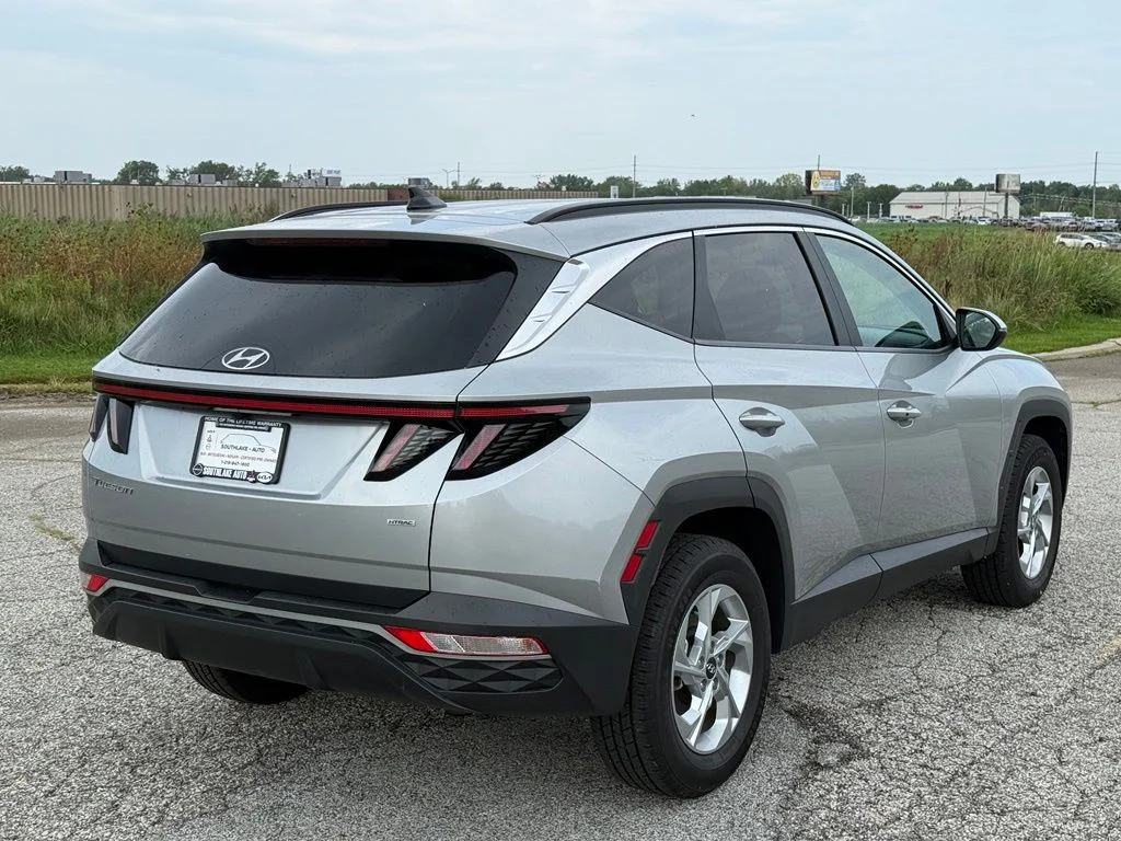 Used 2022 Silver Hyundai SEL image 8