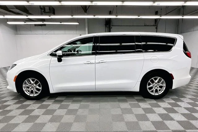 Used 2023 Bright White Clearcoat Chrysler LX image 14