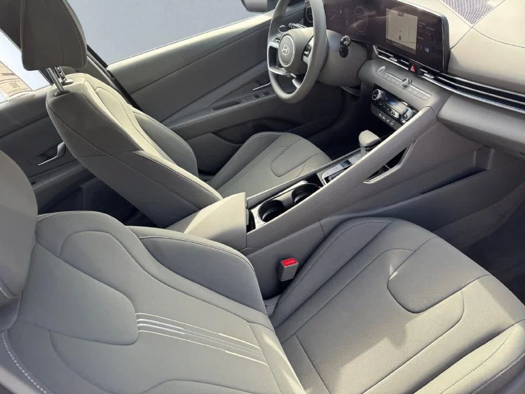 Used 2024 Silver Hyundai Blue image 7