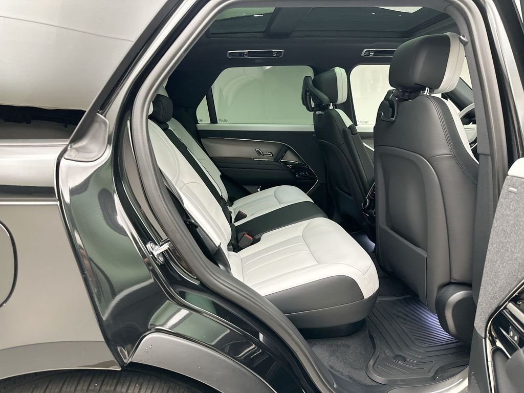New 2026 Santorini Black Metallic Land Rover Dynamic SE image 7
