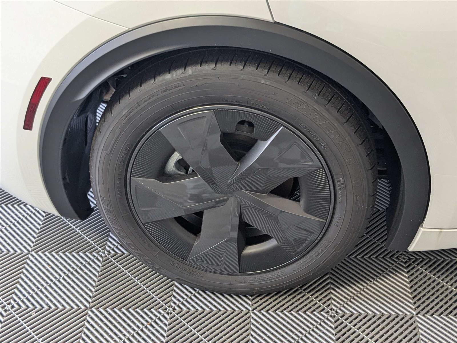 2026 Toyota Prius Plug-in Hybrid SE - Photo 9