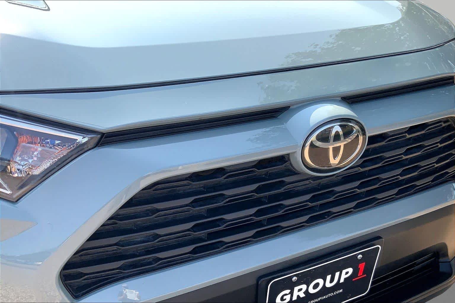 Used 2019 Lunar Rock Toyota XLE Premium image 30