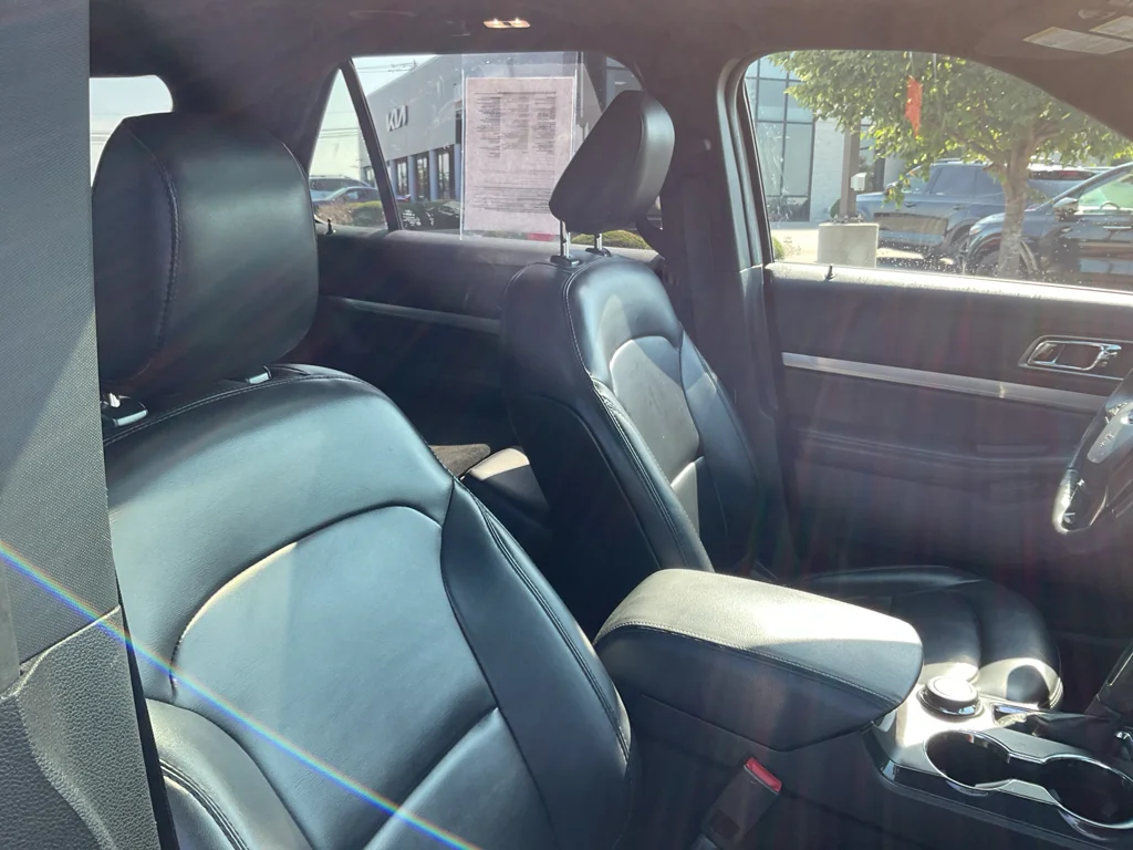 Used 2019 White Platinum Metallic Tri-Coat Ford XLT image 12