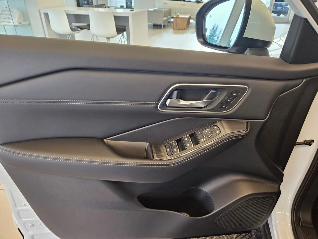 New 2026 Everest White Pearl TriCoat Nissan Platinum image 12