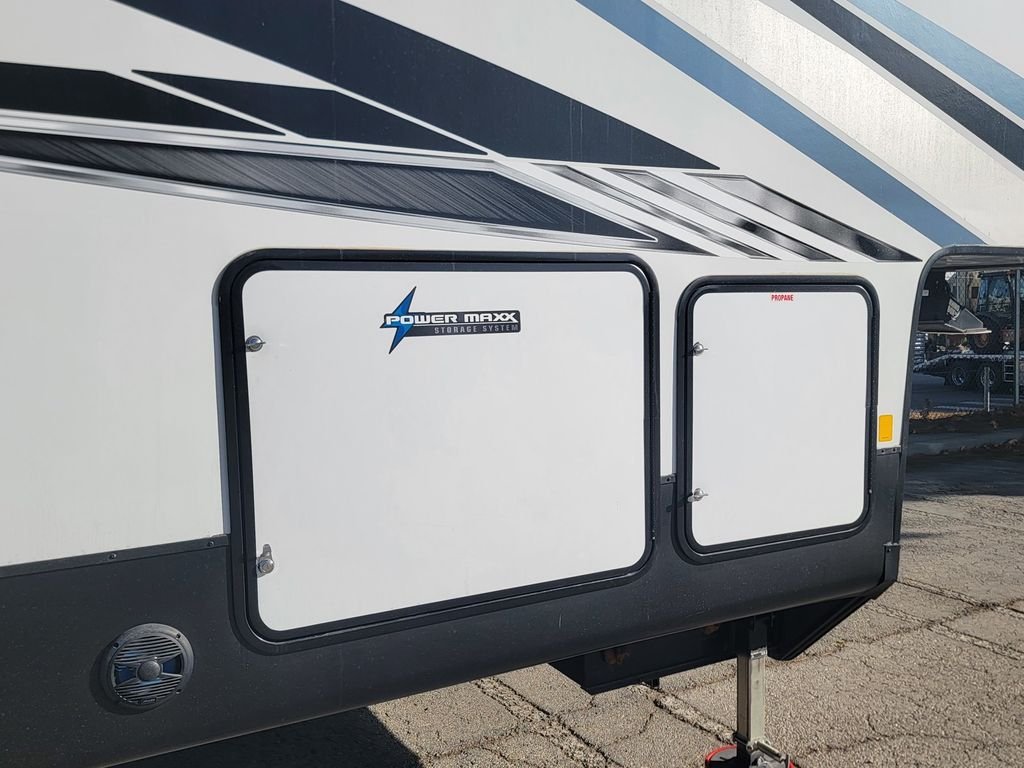 Used 2022  Rogue Toy Hauler image 6