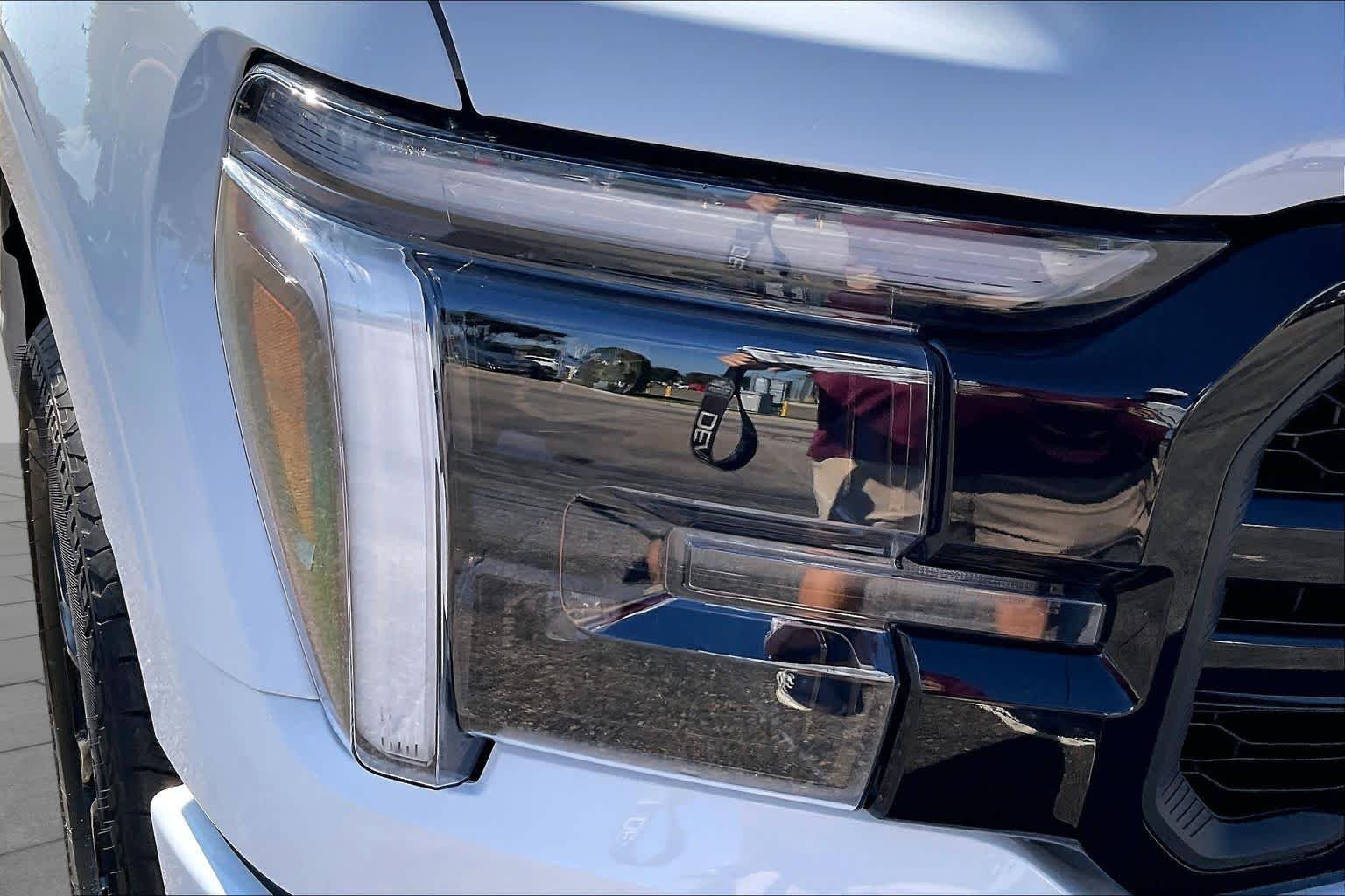 New 2026 Oxford White Ford LARIAT image 13