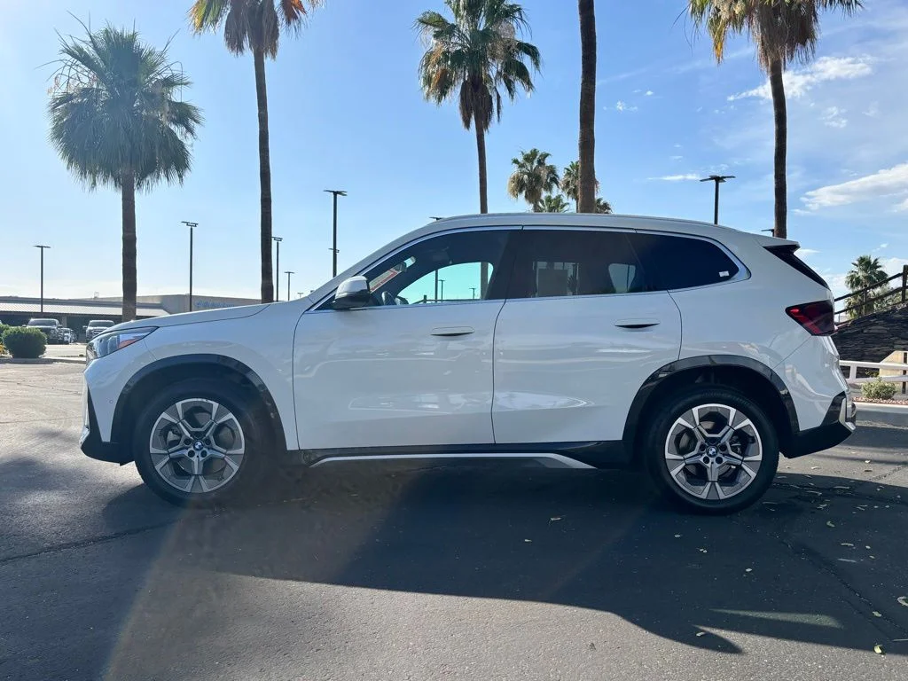 Used 2025 White BMW xDrive28i image 3