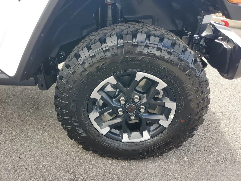 New 2026 Bright White Clear-Coat Exterior Paint Jeep Rubicon image 11