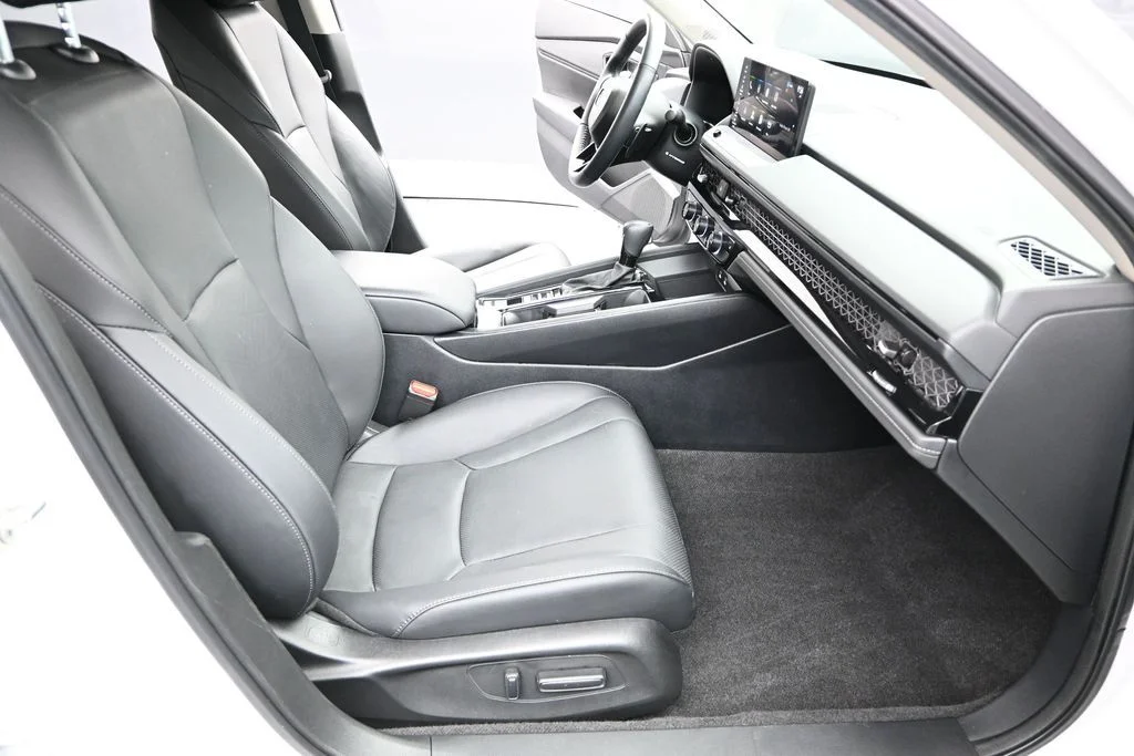 Certified Used 2025 Platinum White Pearl Honda EX-L image 15