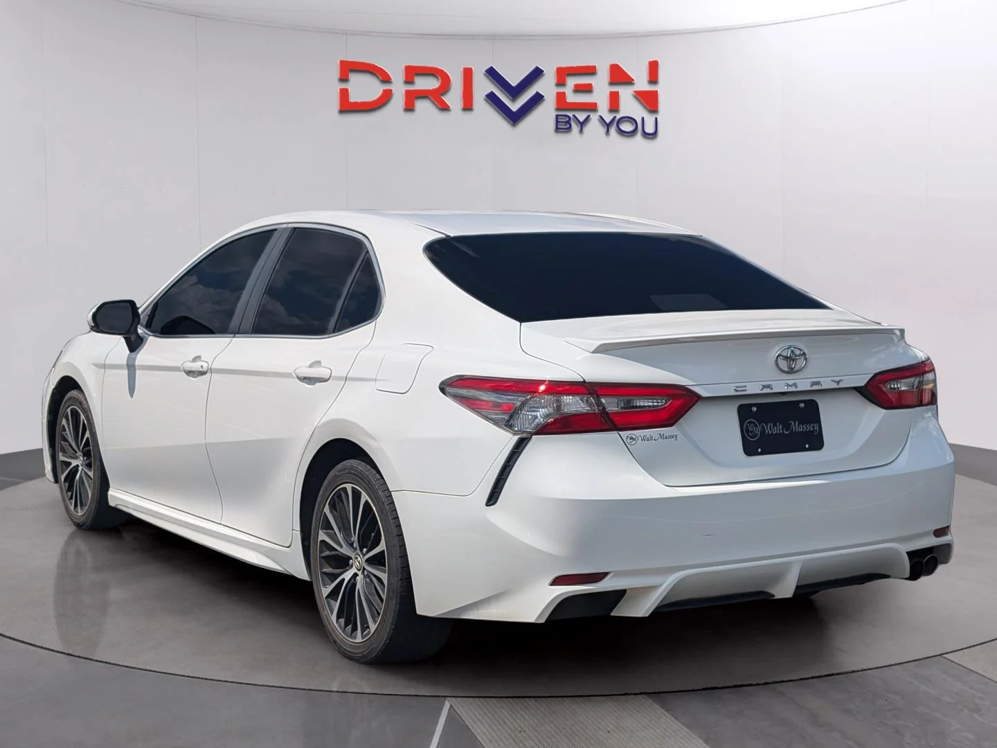Used 2018 Super White Toyota SE image 3