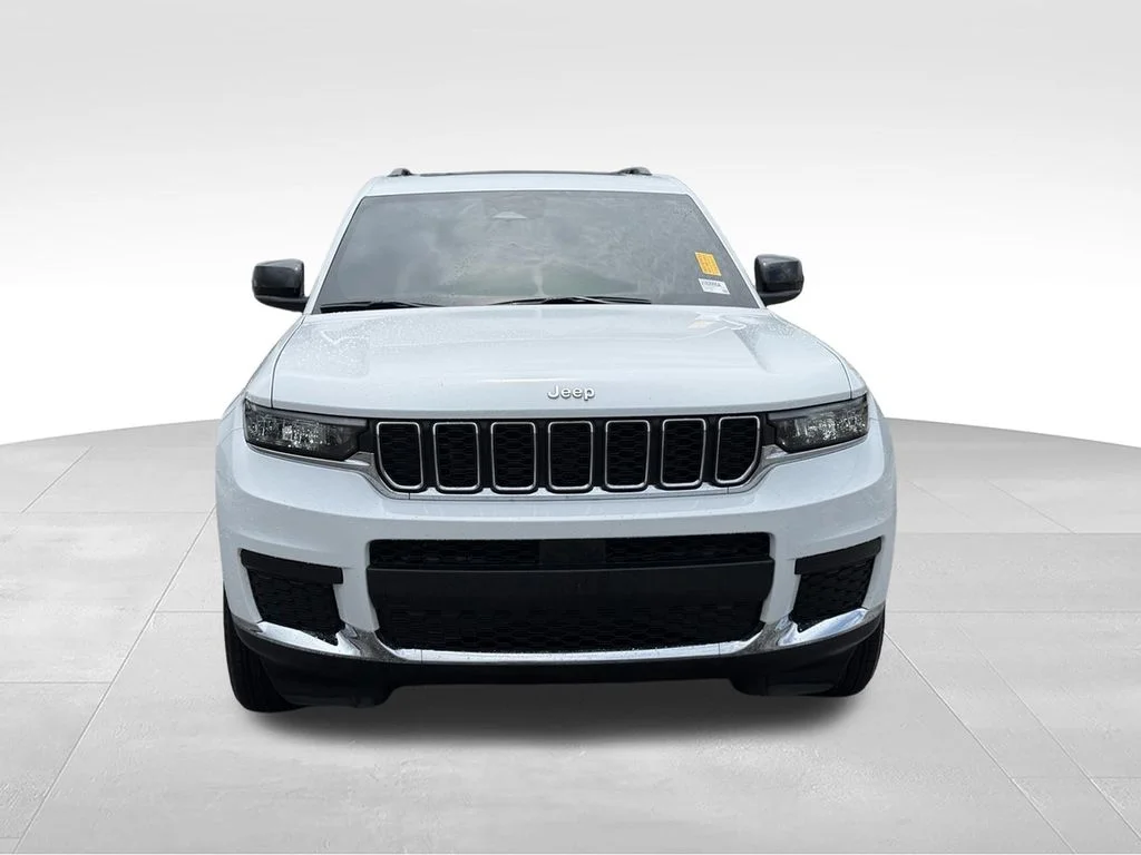 Used 2025 White Jeep Laredo image 22