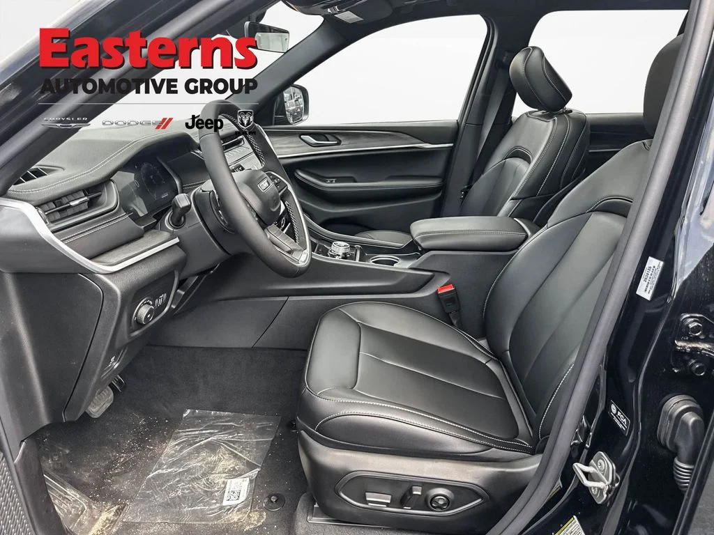 New 2026 Diamond Black Crystal Pearl-Coat Exterior Paint Jeep Limited image 16