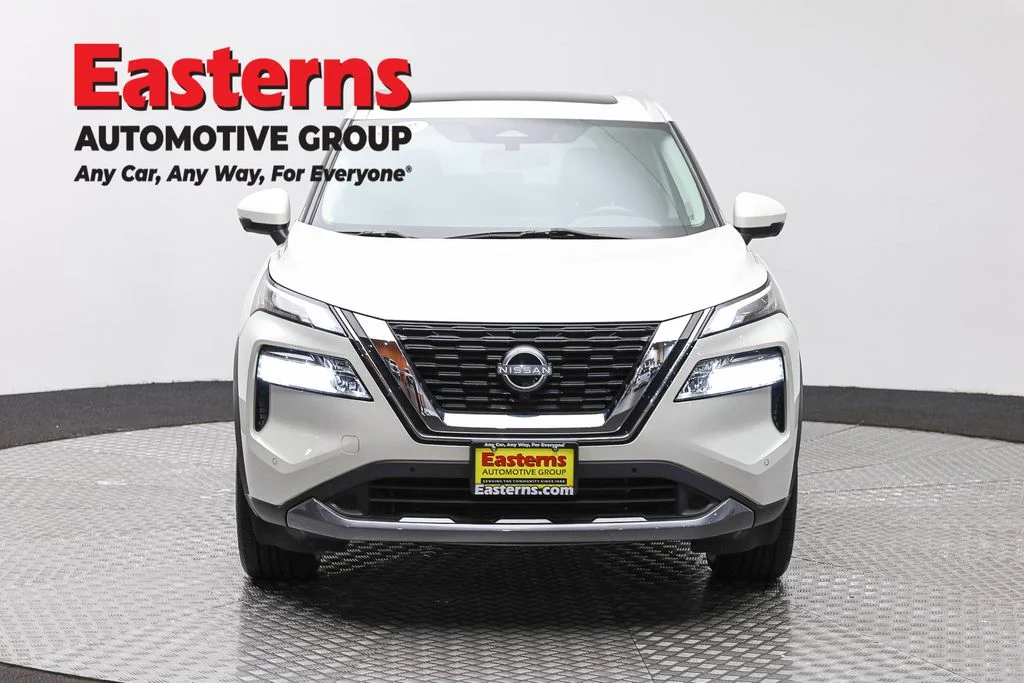 Used 2023 White Nissan SL image 2