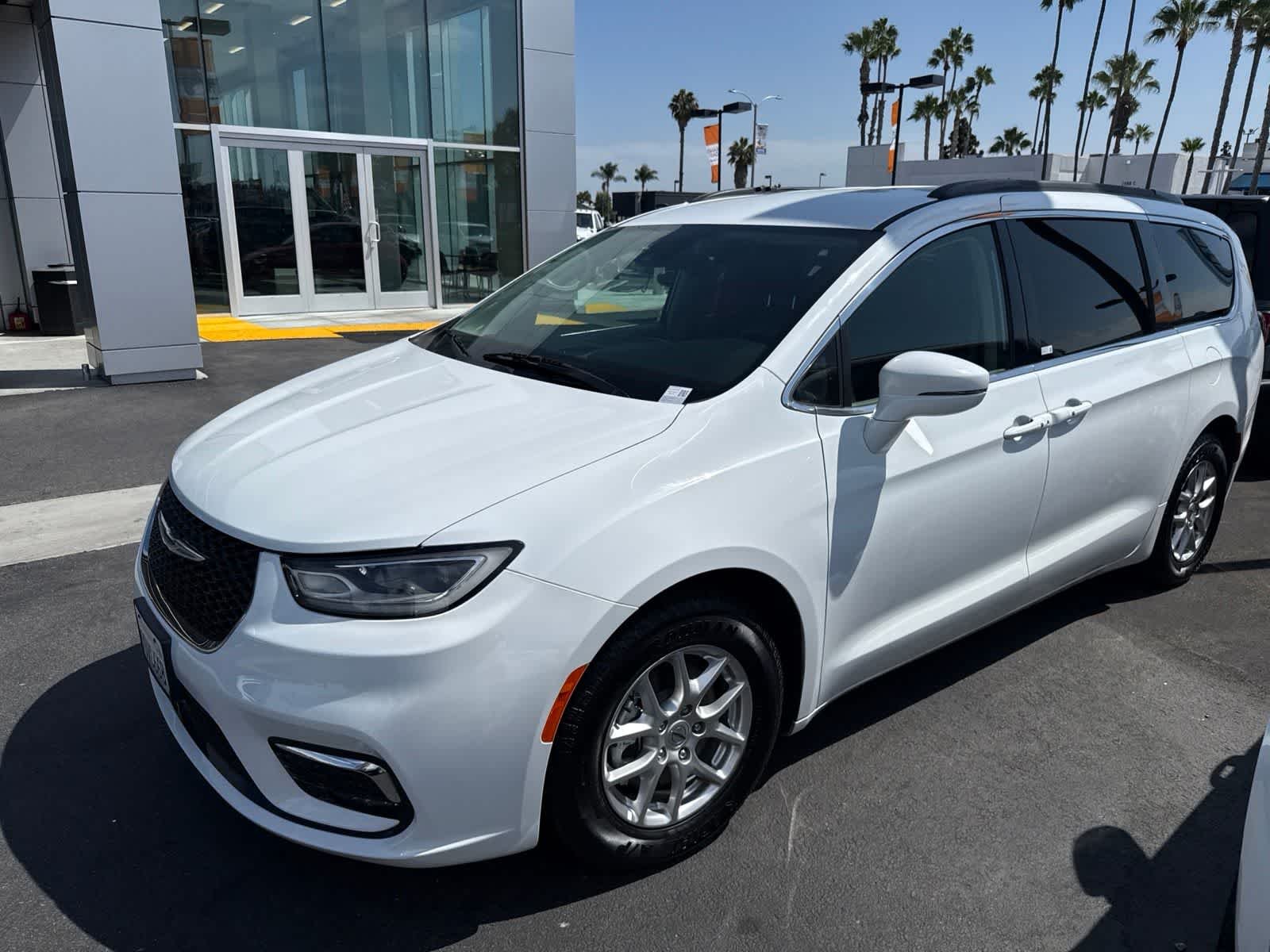 Used 2022 Bright White Clearcoat Chrysler Touring L image 2