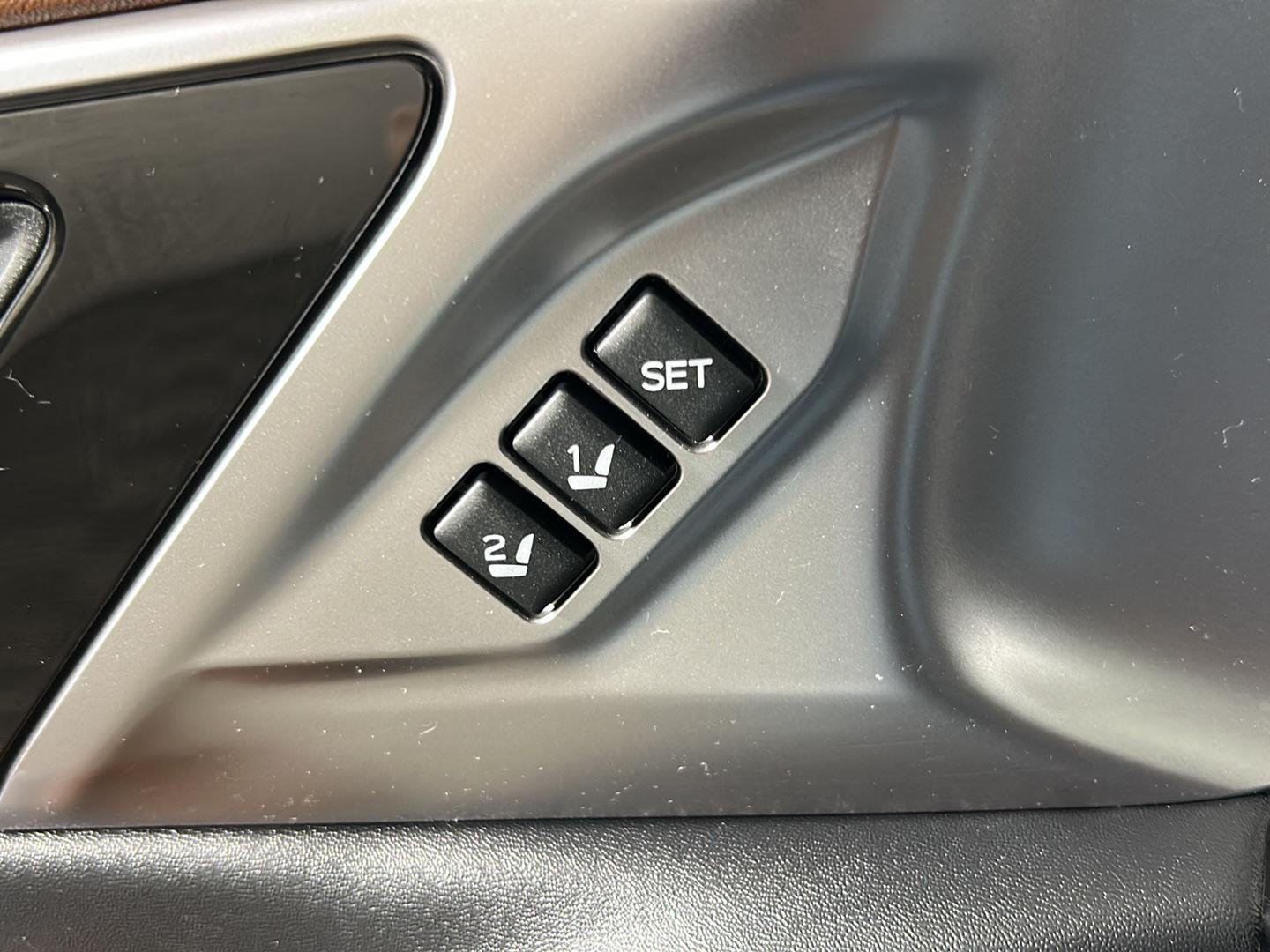 Used 2022 Crystal White Pearl Subaru Touring image 22