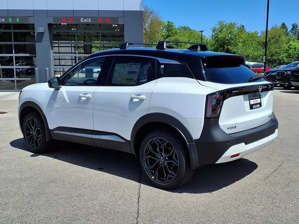 New 2026 Aspen White TriCoat / Super Black Two-tone Nissan SR image 5