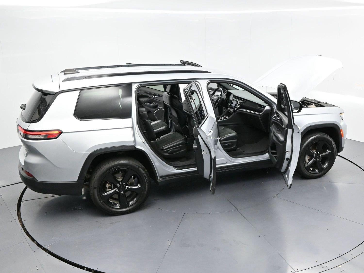 Used 2021 Silver Jeep Altitude image 36