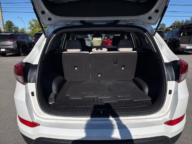 Used 2016 White Hyundai SE image 9