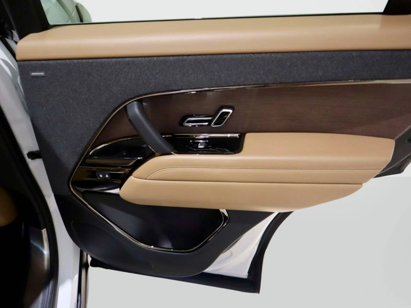 Used 2023 Fuji White Land Rover SE image 13