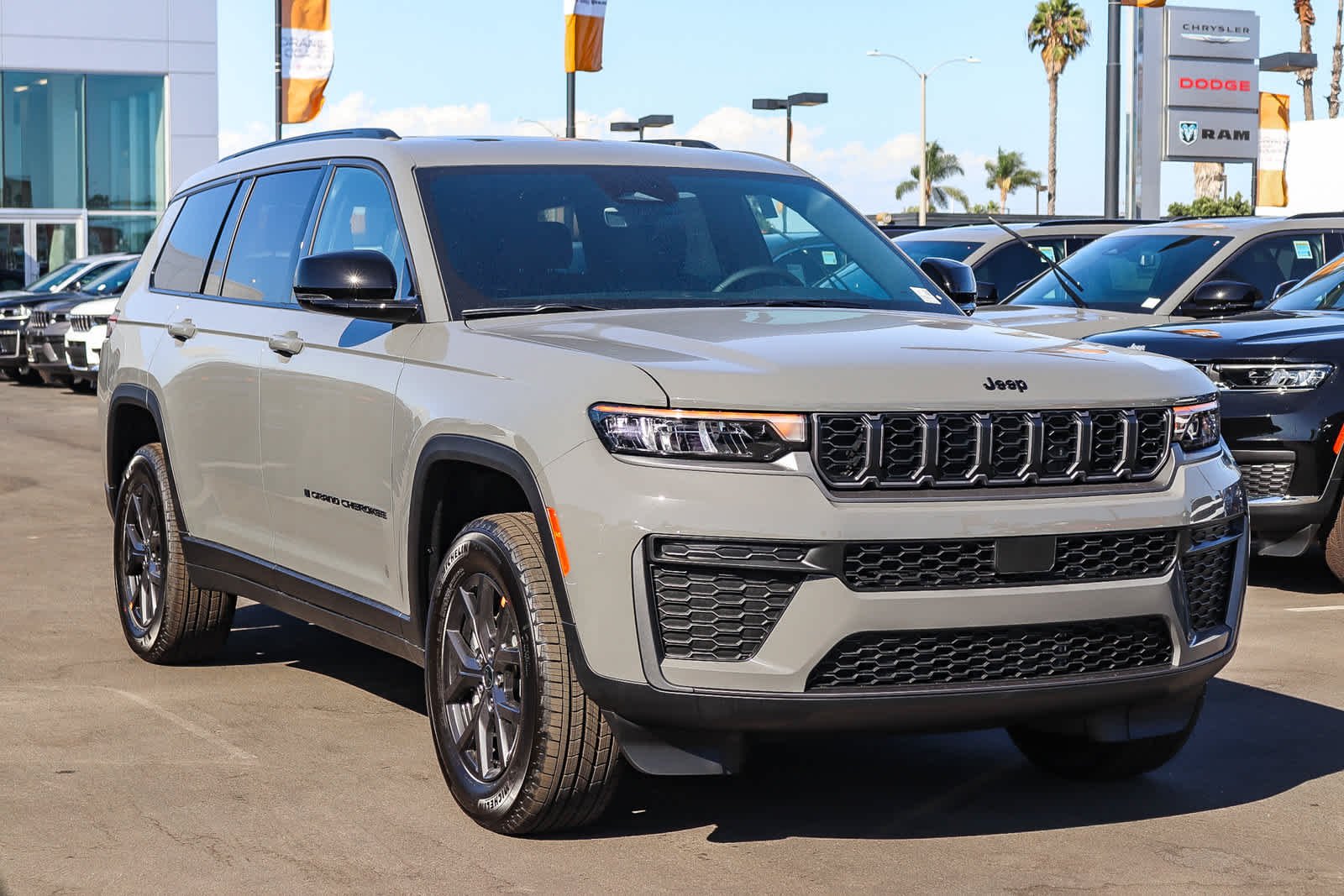 New 2027 Sting-Gray Clear-Coat Paint Jeep Laredo Altitude image 3