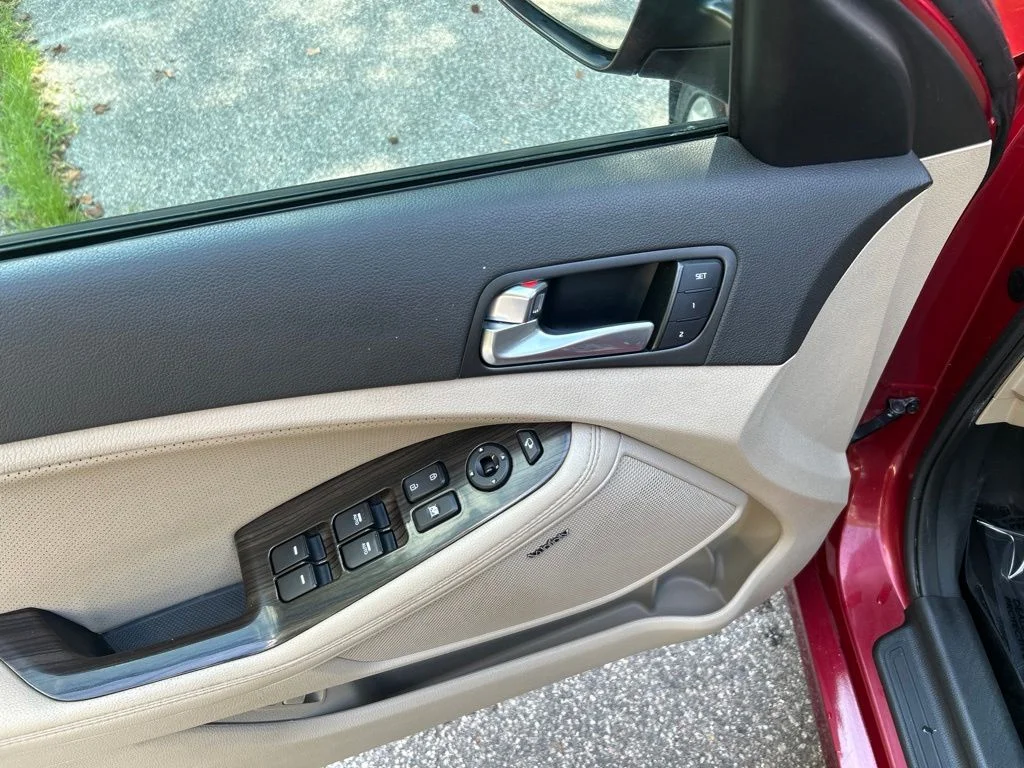 Used 2015 Red Kia EX image 15