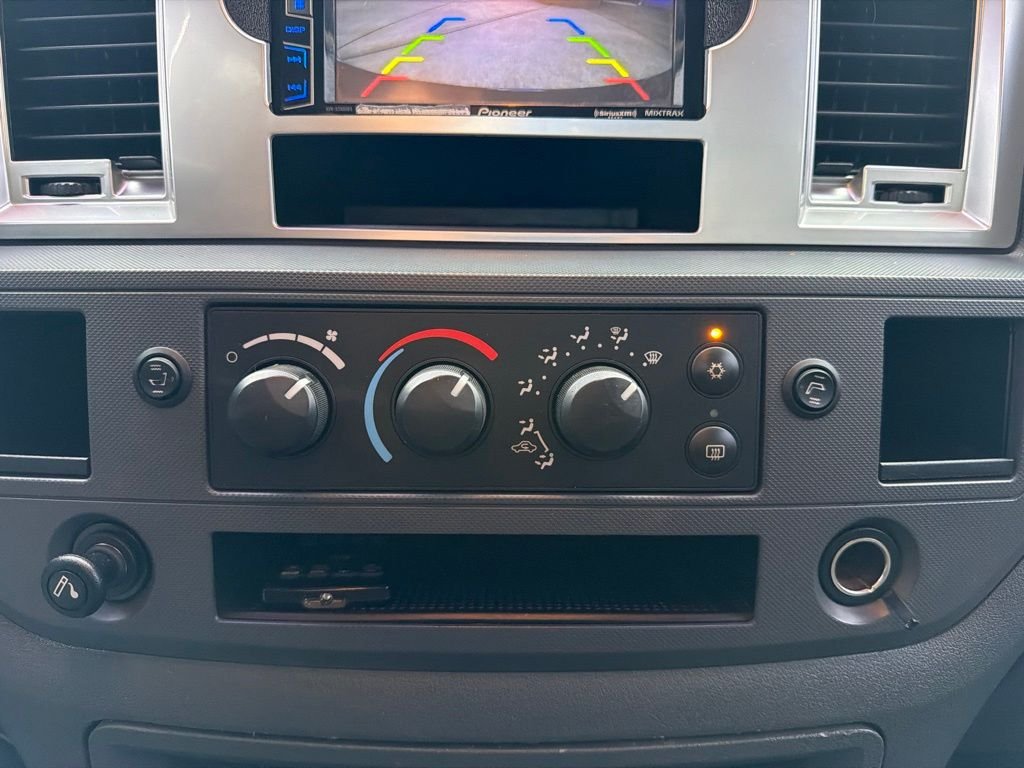 Used 2007 White Dodge SLT image 19