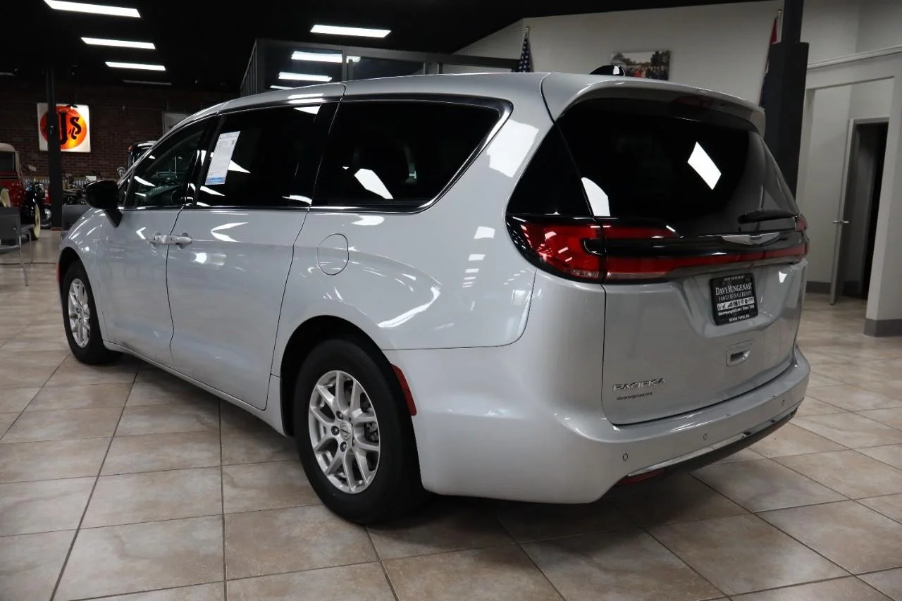Used 2024 Silver Mist Clear Coat Chrysler Touring L image 3