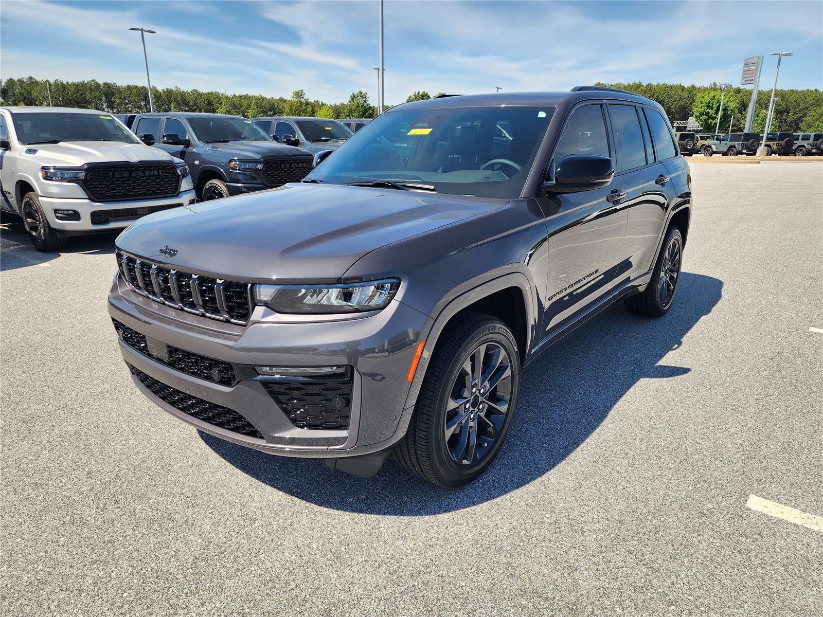 New 2026 Baltic Gray Metallic Clear-Coat Exterior Paint Jeep Limited Reserve image 3