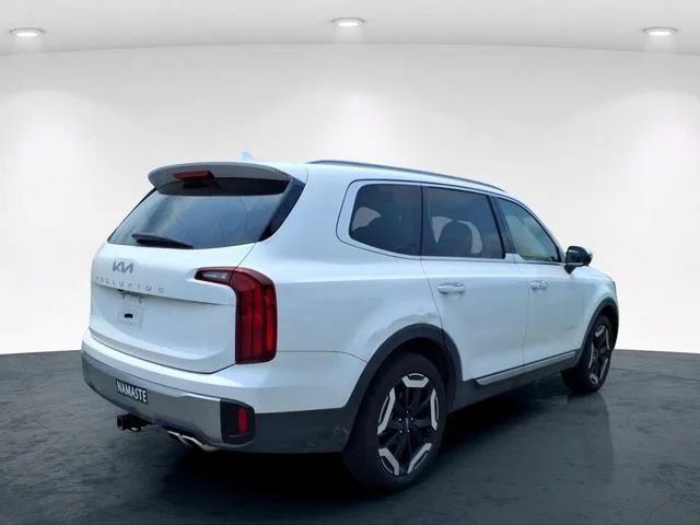 Used 2025 White Kia S image 10