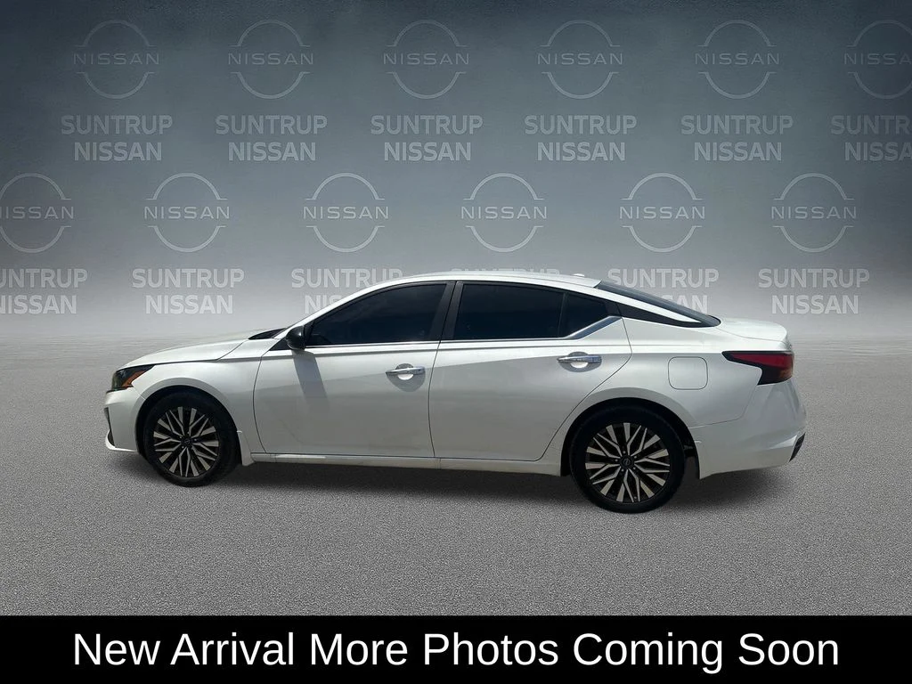 Used 2025 White Nissan 2.5 SV image 3