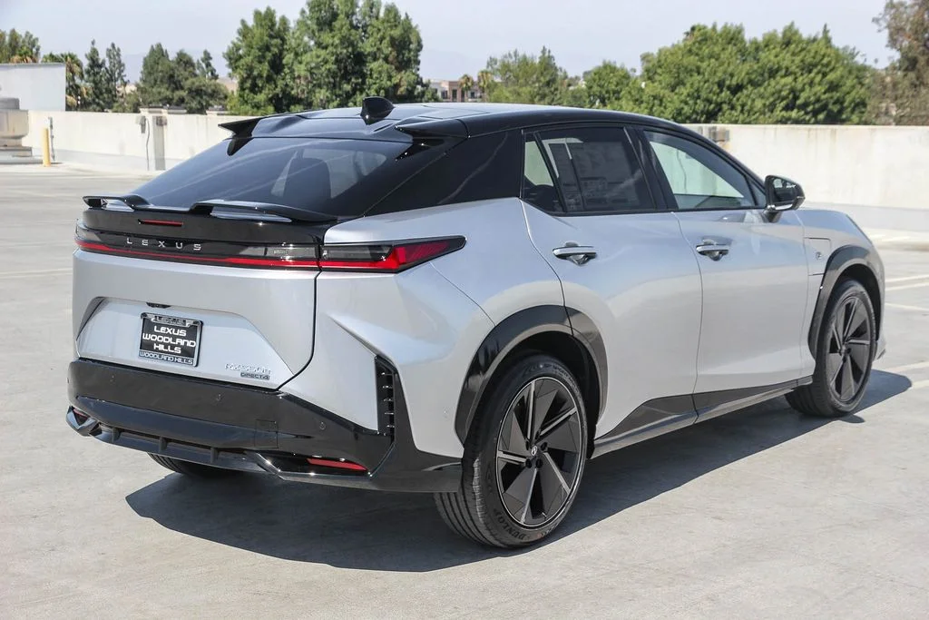 New 2026 Iridium and Black Onyx Lexus  550e F SPORT AWD image 4