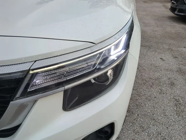 Used 2023 White Kia S image 6
