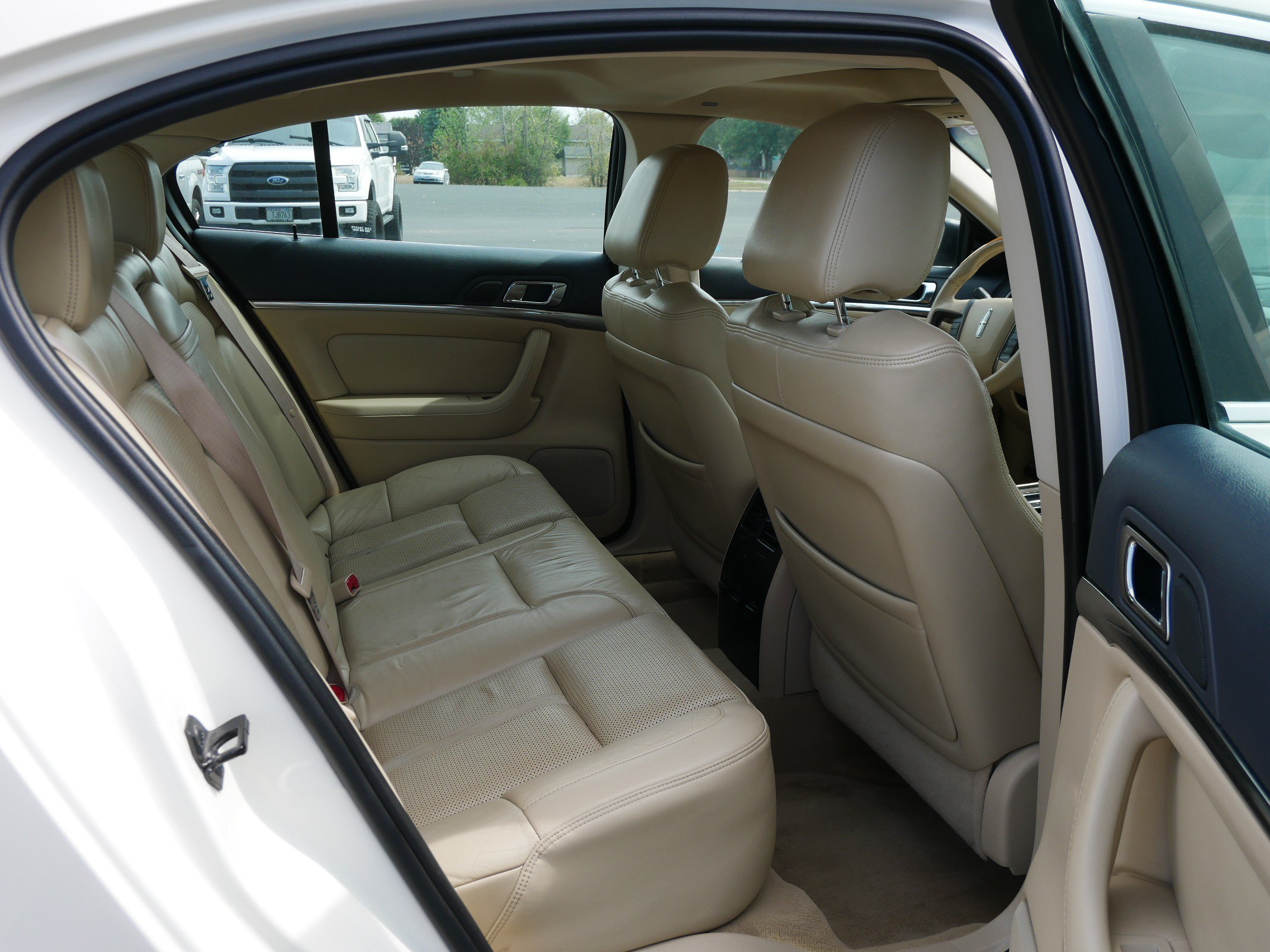 Used 2009 White Lincoln  image 12