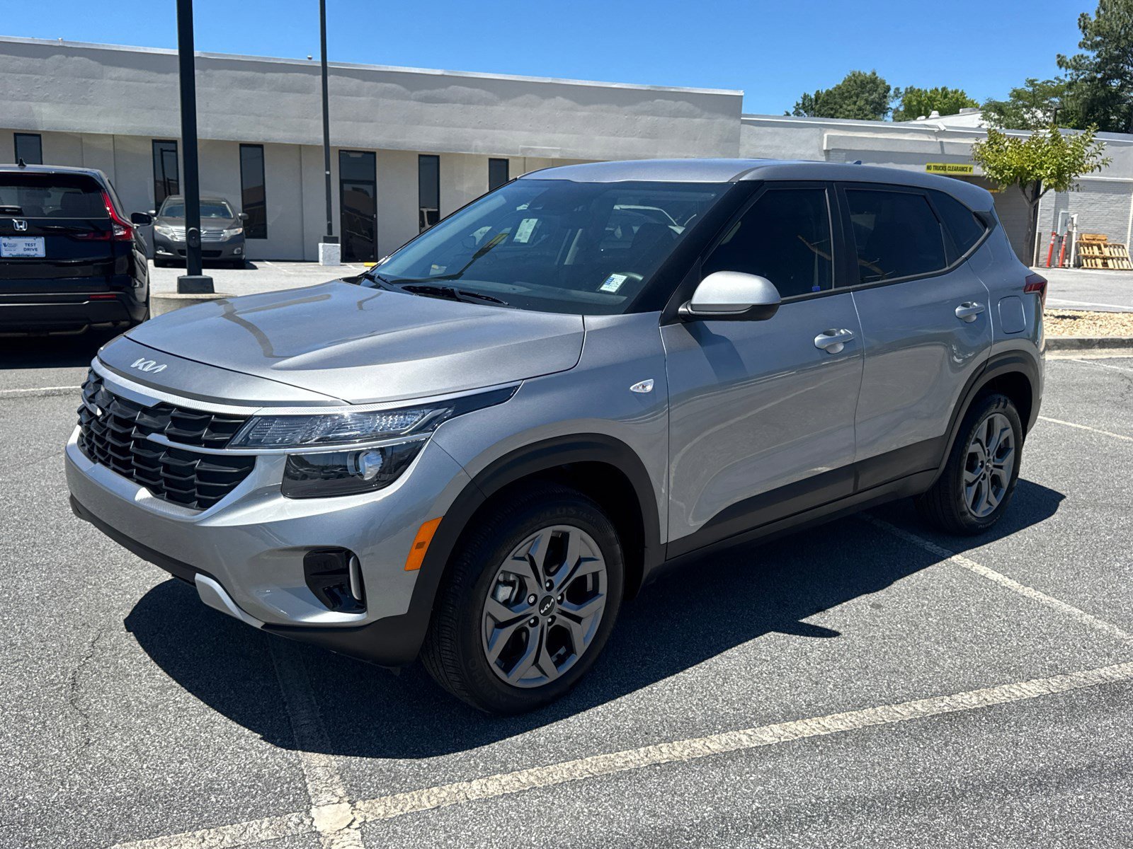 Used 2025 Steel Gray Kia LX image 3