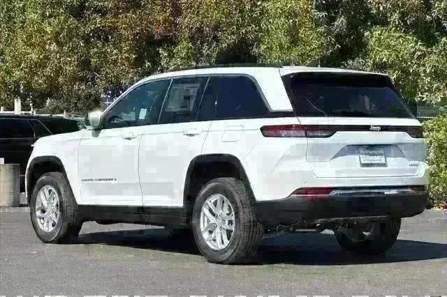 New 2025 Bright White Clear-Coat Exterior Paint Jeep Laredo X image 6