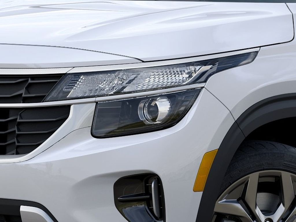 New 2026 Snow White Pearl Kia LX image 10