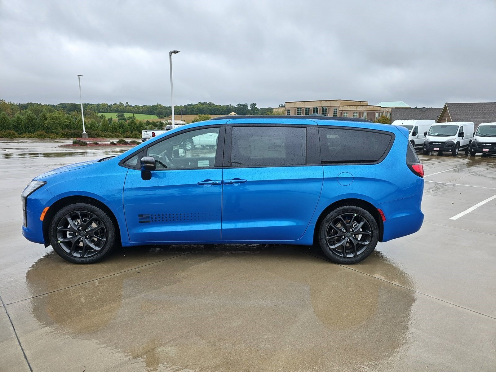 New 2027 Hydro Blue Pearlcoat Chrysler Select image 2