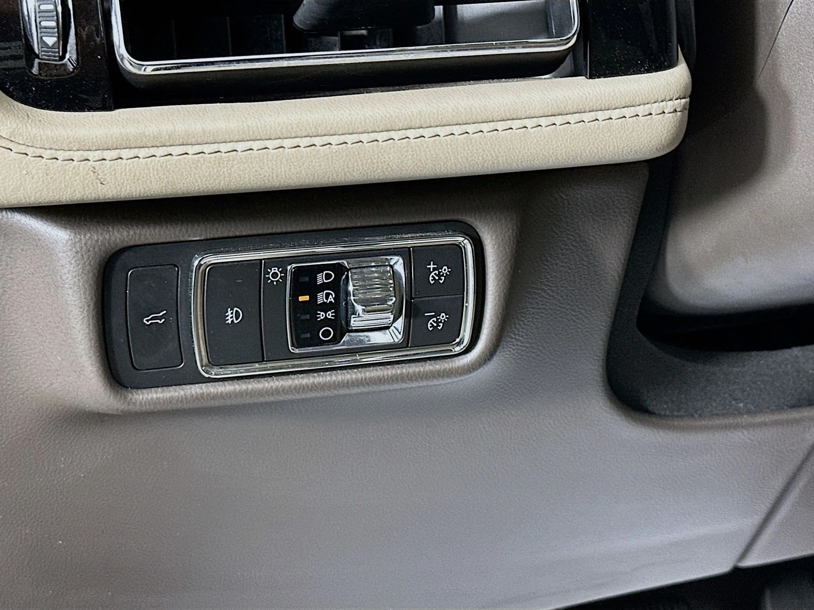 Used 2021 White Lincoln Reserve image 14