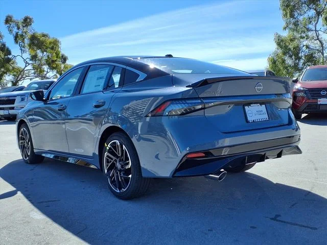 New 2026 Atlantic Gray Metallic / Super Black Two-tone Nissan SR image 10