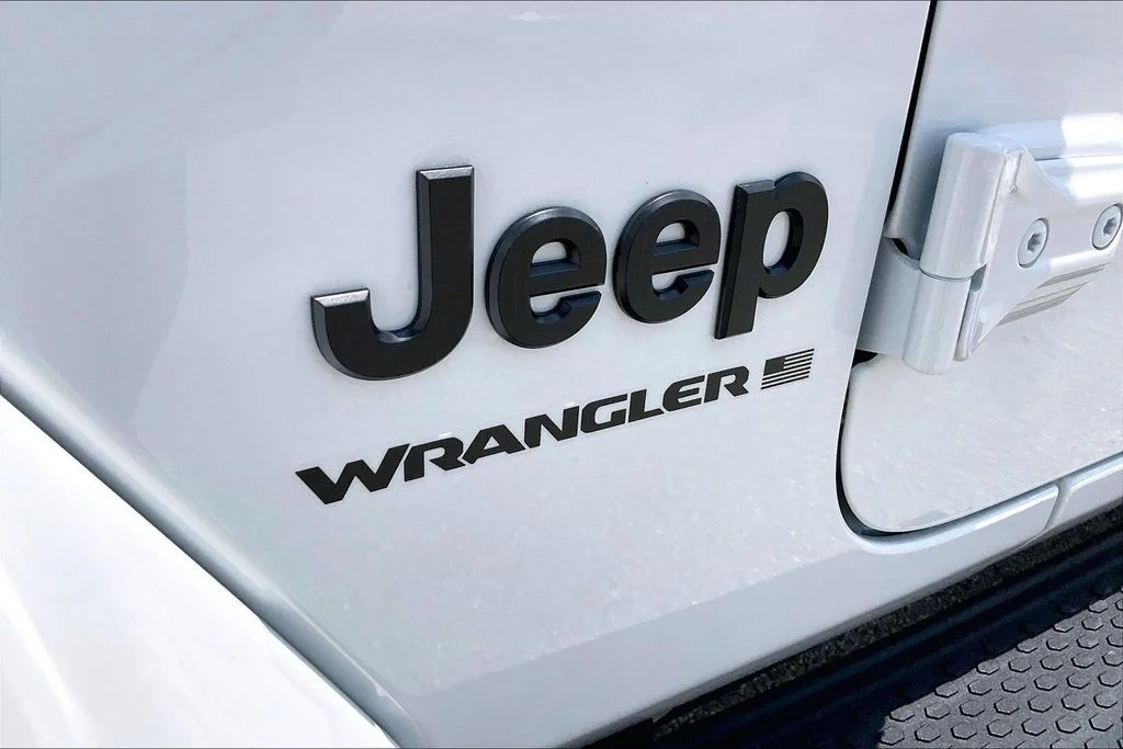 New 2026 Bright White Clear-Coat Exterior Paint Jeep Sahara image 14