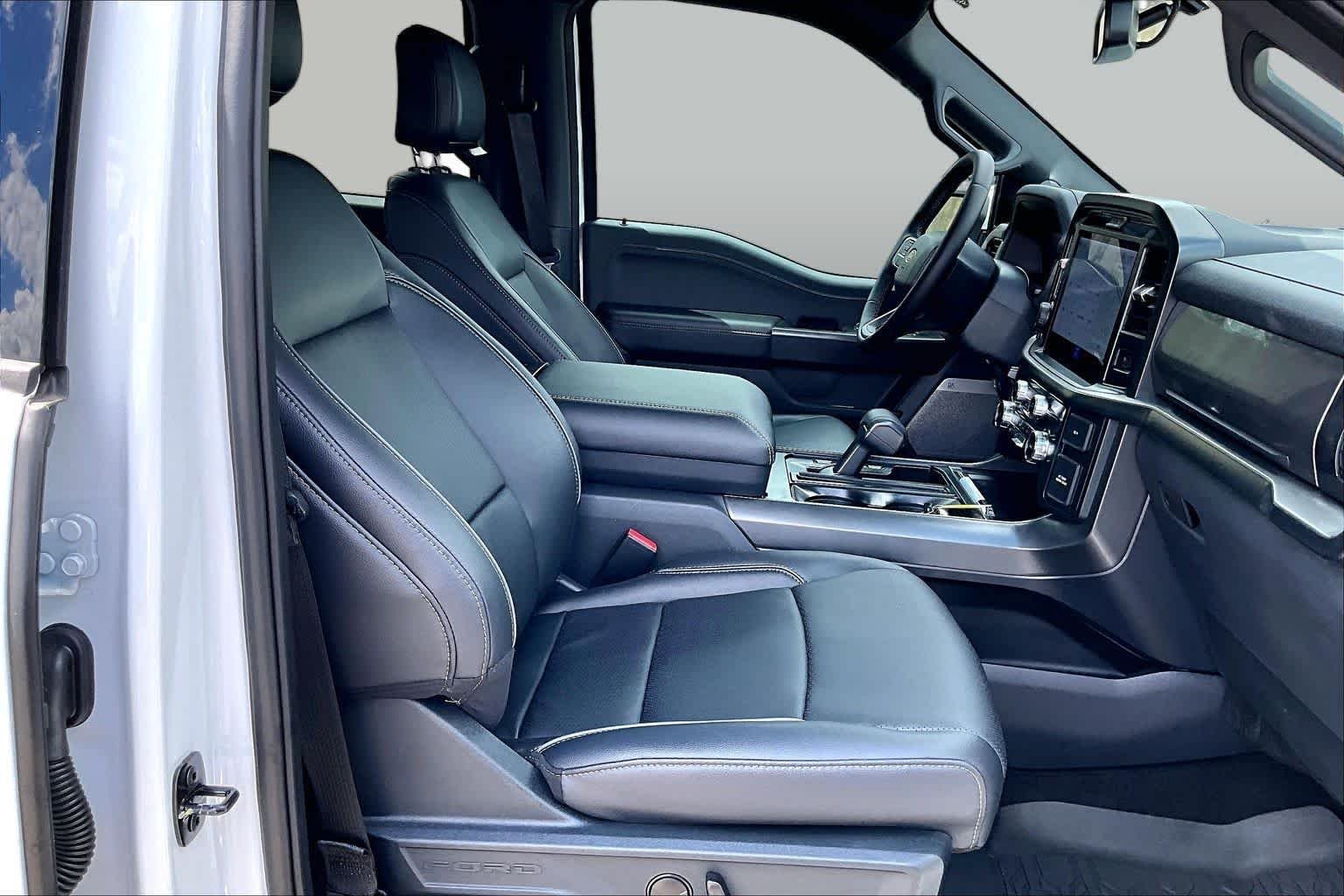 Used 2025 Oxford White Ford LARIAT image 11