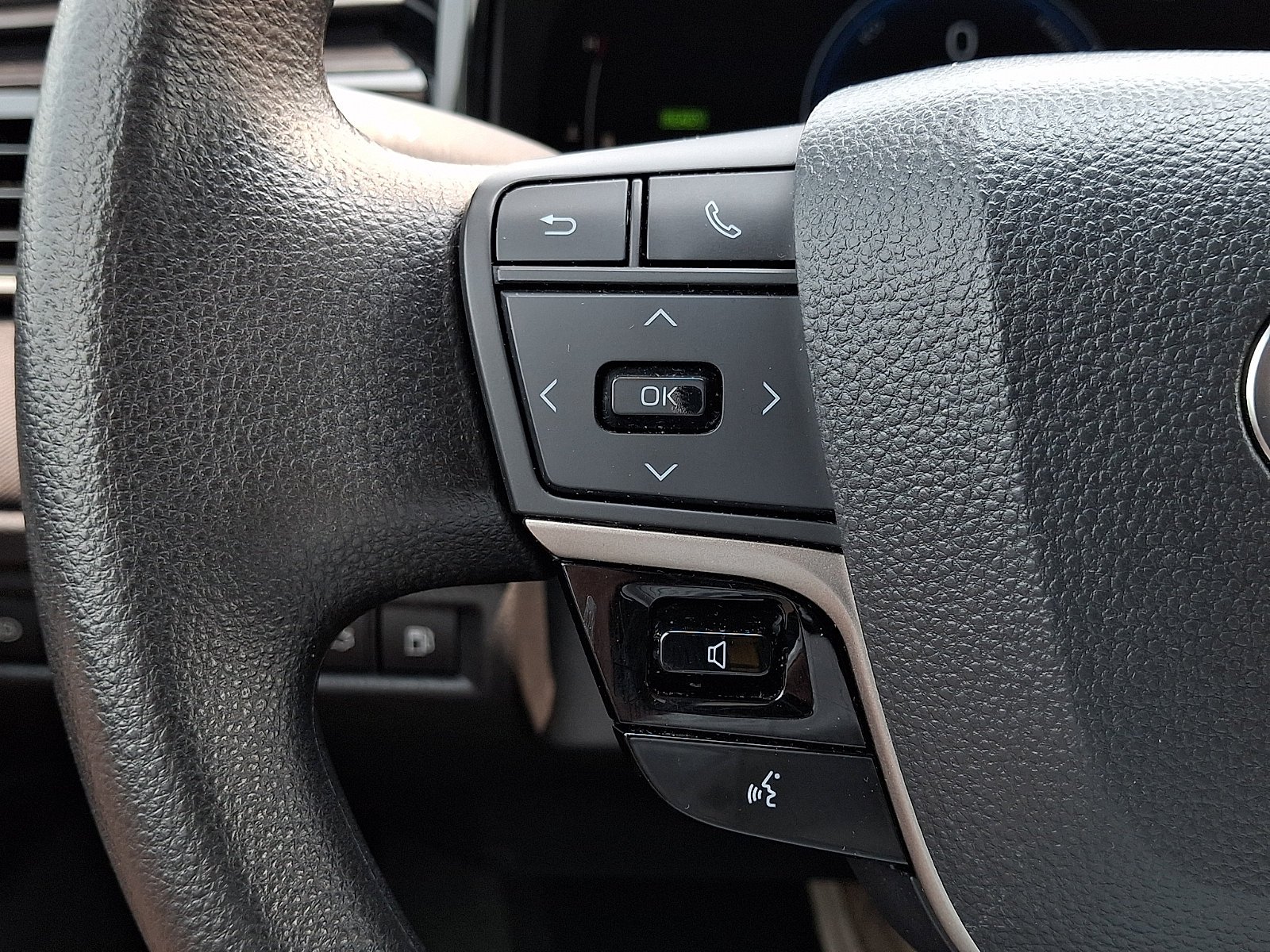 Used 2025 Wind Chill Pearl   089 Toyota LE image 22