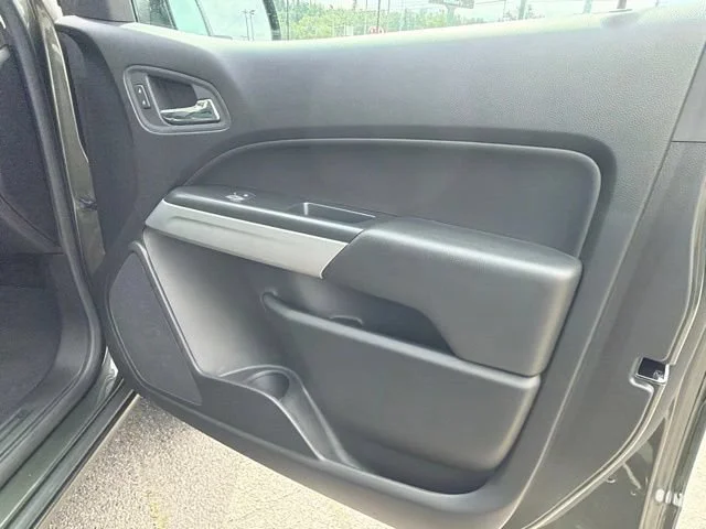 Used 2018 Deepwood Green Metallic Chevrolet 4WD LT image 8