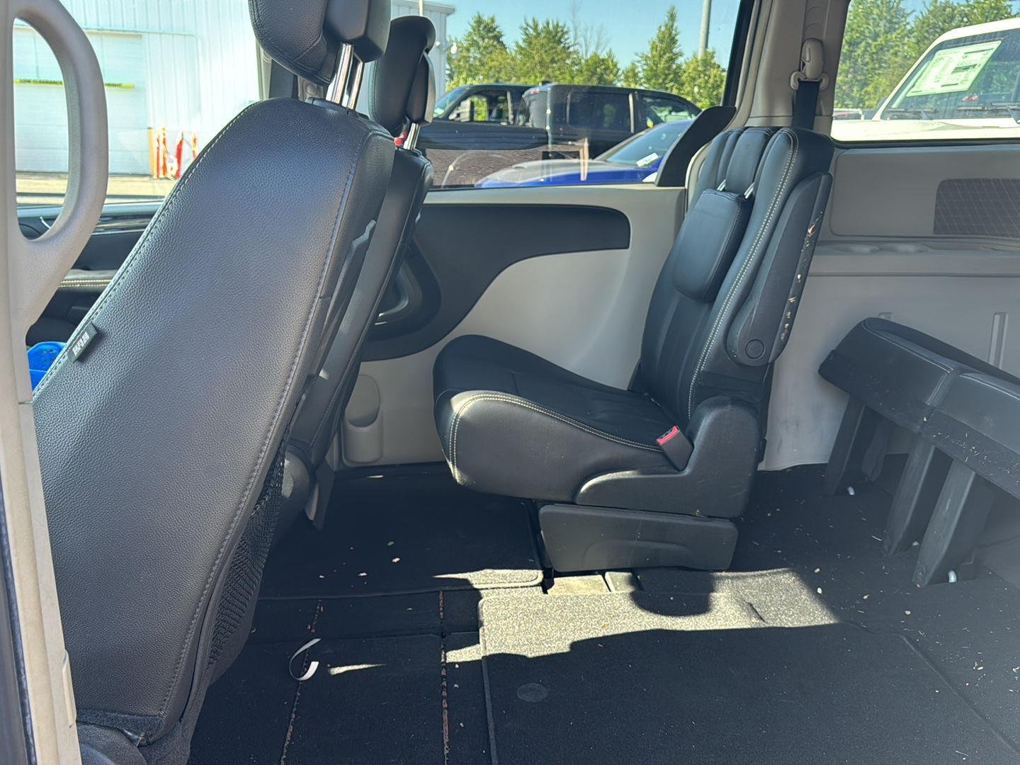 Used 2013 Billet Silver Metallic Chrysler Touring image 8