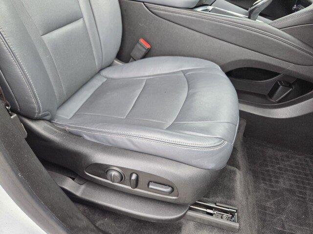 Used 2020 Summit White Buick Essence image 29