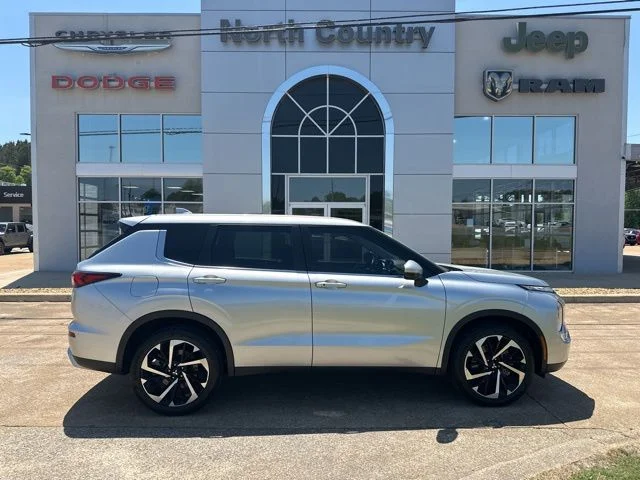 2023 Mitsubishi Outlander SE 2WD's photo